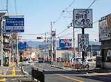 そのまま府道堺大和高田線を藤井寺市役所方面に300メートルほど真っすぐ進むと、
右手に「ごはんや藤井寺食堂」の看板が見えてきます。