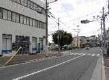 大阪信用金庫の交差点を右折。
その先、ベルヒルの駐車場案内板に従い左折してください。