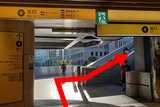 新大阪駅「4番出口」のエスカレータを登り歩道橋に進みます。