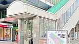 蕨駅の東口を出て、右斜め前方の道路をお進みください。