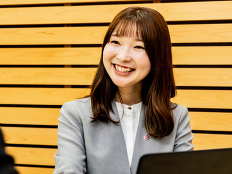 お客さまが安心して ご相談ができますよう、 常に明るく笑顔を心がけています。