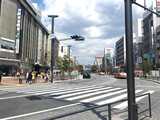 姫路駅中央口より、大手前通りを姫路城方面へまっすぐお進みください。