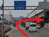 【加古川・神戸方面からの場合】
姫路南インターで下りて、信号を右（北）へ進み駅南大路へ入ります。ここから先３つめの交差点「市役所前」で左折するので車線は左側レーンに入るのがおすすめです。写真は神戸方面からのものです。

【たつの・あいおい方面からの場合】
姫路南インターで下りて、信号を左（北）へ進み駅南大路へ入ります。ここから先３つめの交差点「市役所前」で左折するので車線は左側レーンに入るのがおすすめです。写真は神戸方面からのものなので、ご注意ください。