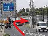 左にジョーシン、右に姫路信用金庫がある交差点「手柄公園東」を右（北）へ進み、姫路港線に入ります。ここから先４つめの信号で右へ進むので、右側レーンに入るのがおすすめです。