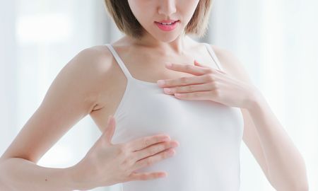 自分で気付く乳がんの自覚症状とは？